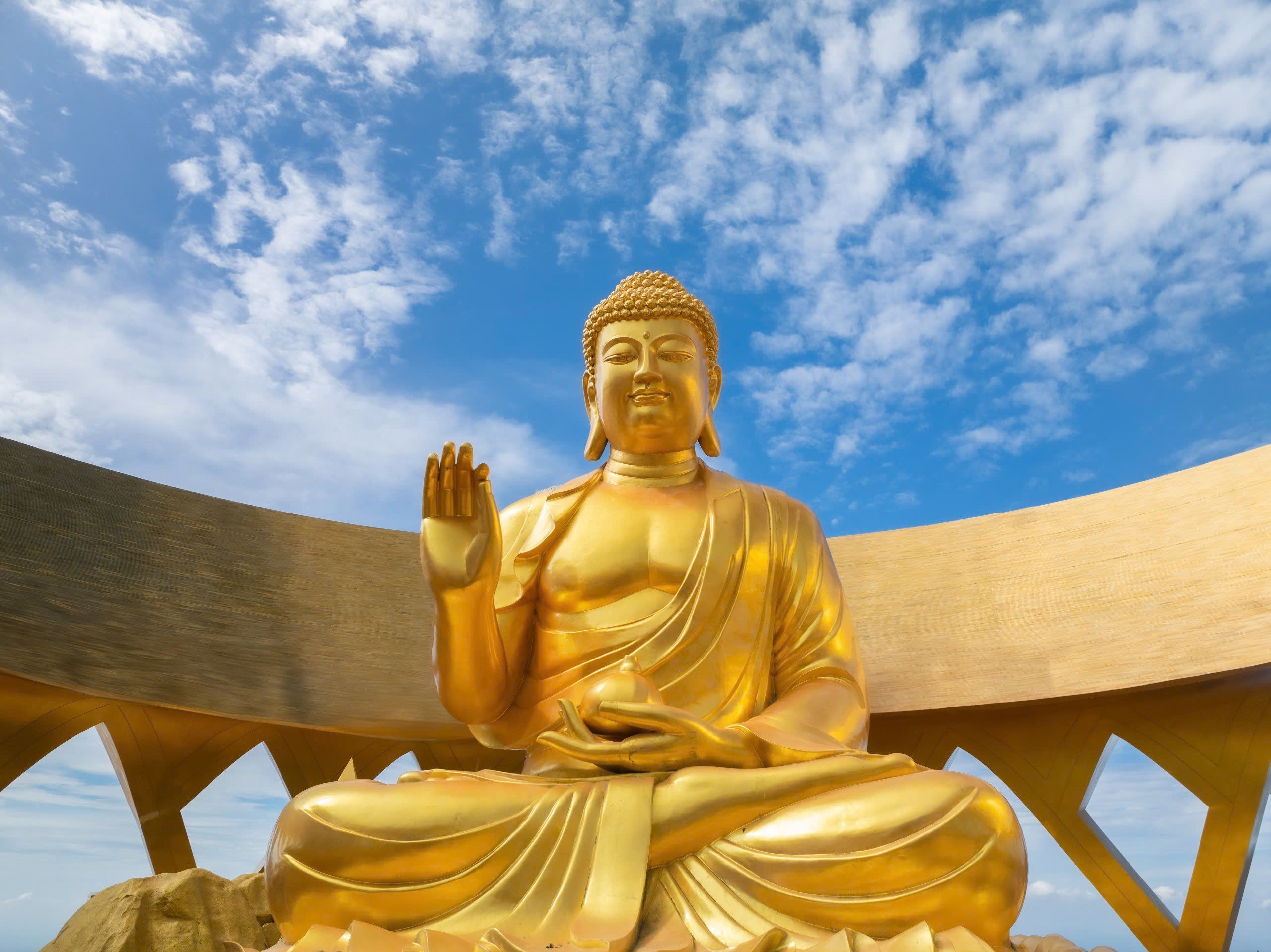 Tôn tượng Đức Phật Câu Na Hàm Mâu Ni biểu trưng cho sự sung túc và viên mãn.