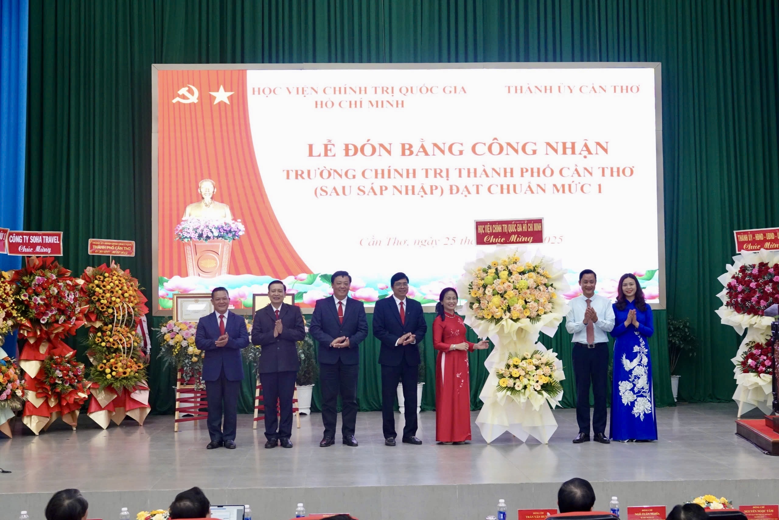 Trường Chính trị TP.Cần Thơ đón bằng công nhận đạt chuẩn mức 1 sau sáp nhập - Ảnh 3.