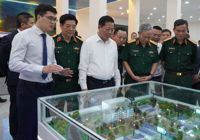 Bộ trưởng Trần Hồng Minh (áo trắng giữa) tham quan mô hình trung tâm vận hành đường sắt đô thị ở phòng mô phỏng, ngày 25/12. Ảnh: Lệ Nguyễn