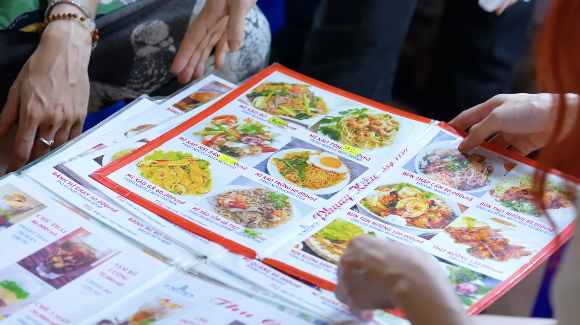 Khách Tây sốc nặng khi biết giá tô phở ở Việt Nam, chỉ biết thốt lên 