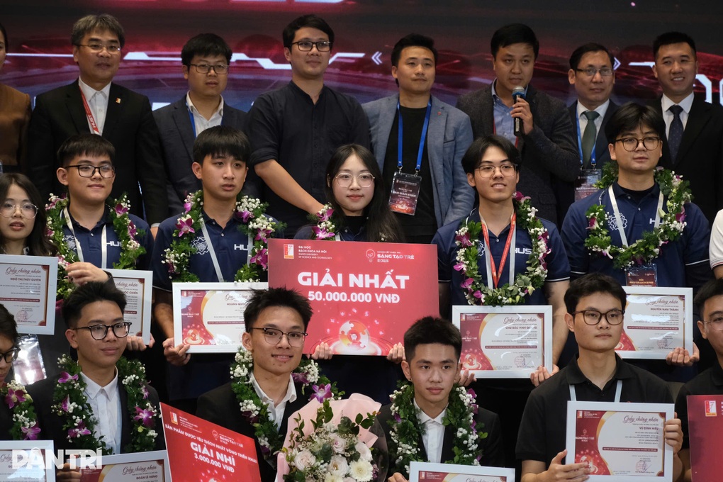 Sinh viên sáng chế hệ thống hỗ trợ phục hồi đột quỵ - 2