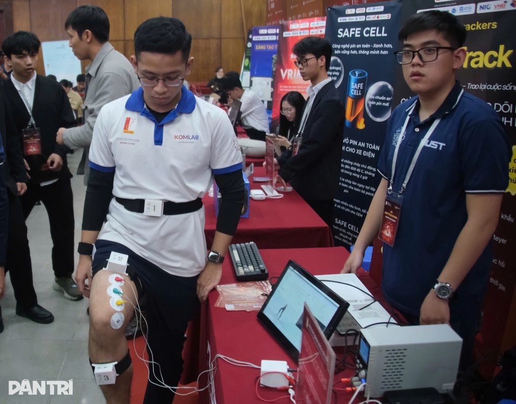 Sinh viên sáng chế hệ thống hỗ trợ phục hồi đột quỵ - 3