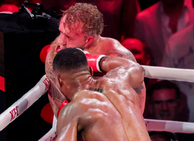 Anthony Joshua ra đòn trúng mặt Jake Paul trong trận đấu tại Miami, Mỹ, ngày 20/12/2025. Ảnh: Shutterstock