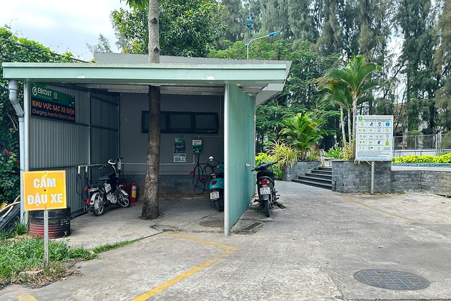 Tại chung cư Thủ Thiêm Garden (phường Phước Long, TP.HCM), khu vực sạc xe điện hiện đang được bố trí riêng, tách hẳn khỏi bãi xe xăng và các khối nhà ở. Ảnh: THẢO HIỀN