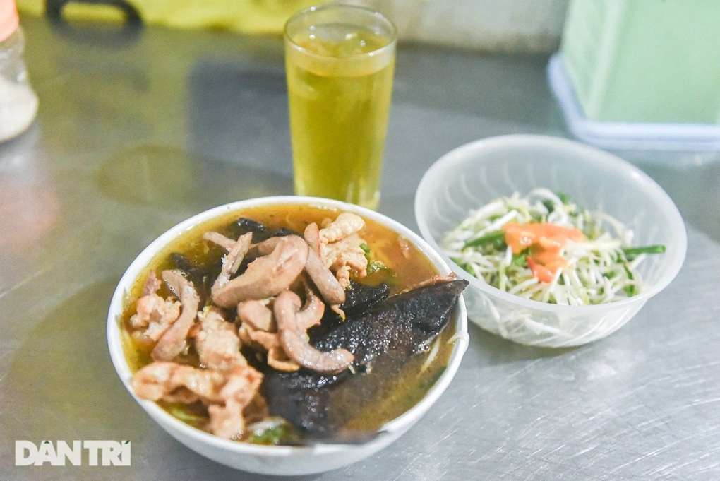 Khách Tây sửng sốt khi thử phở gan cháy độc lạ chỉ có ở Bắc Ninh - 3