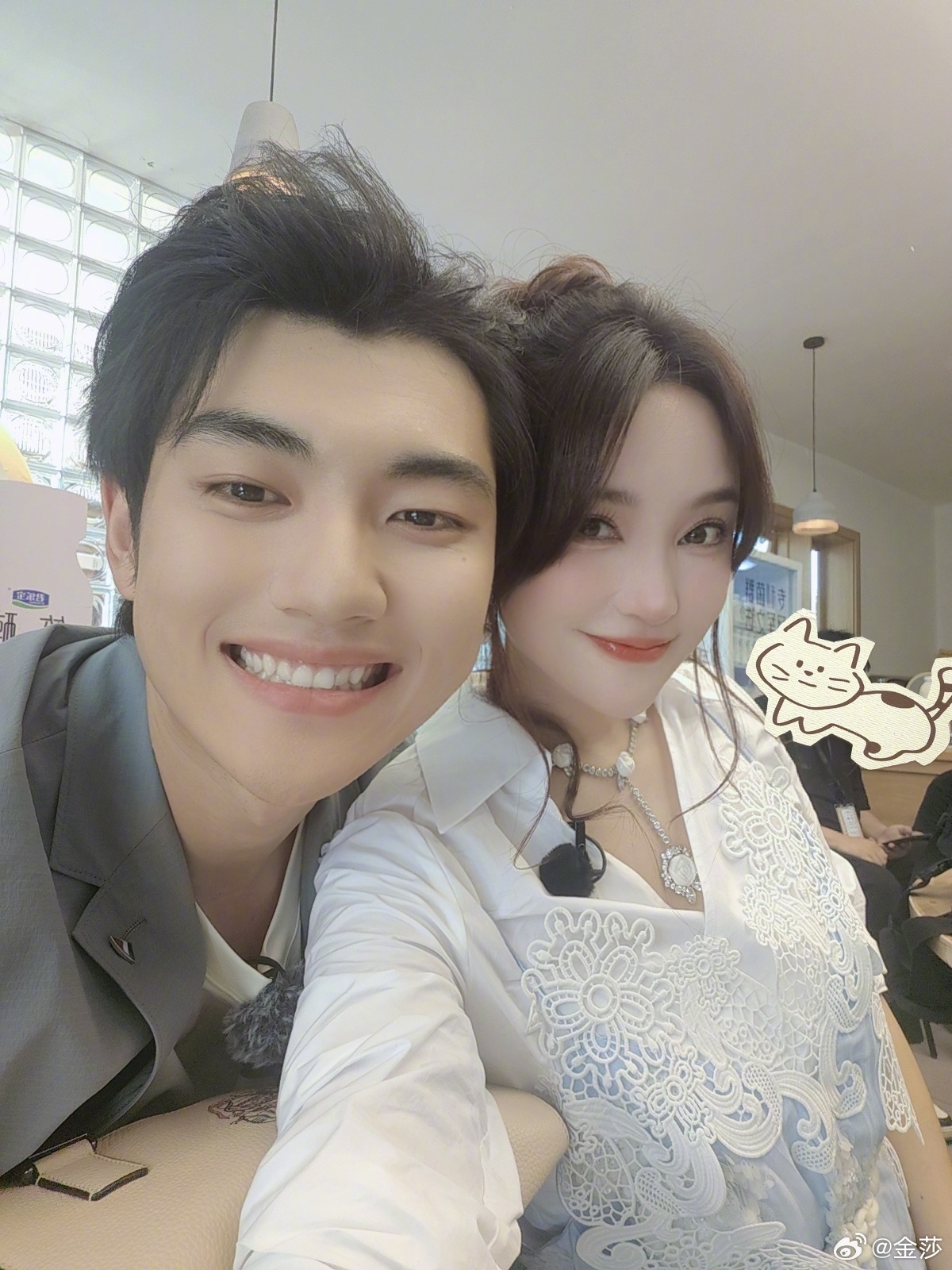 1766709344 28 Chi Dep U45 duoc ban trai kem 19 tuoi cau