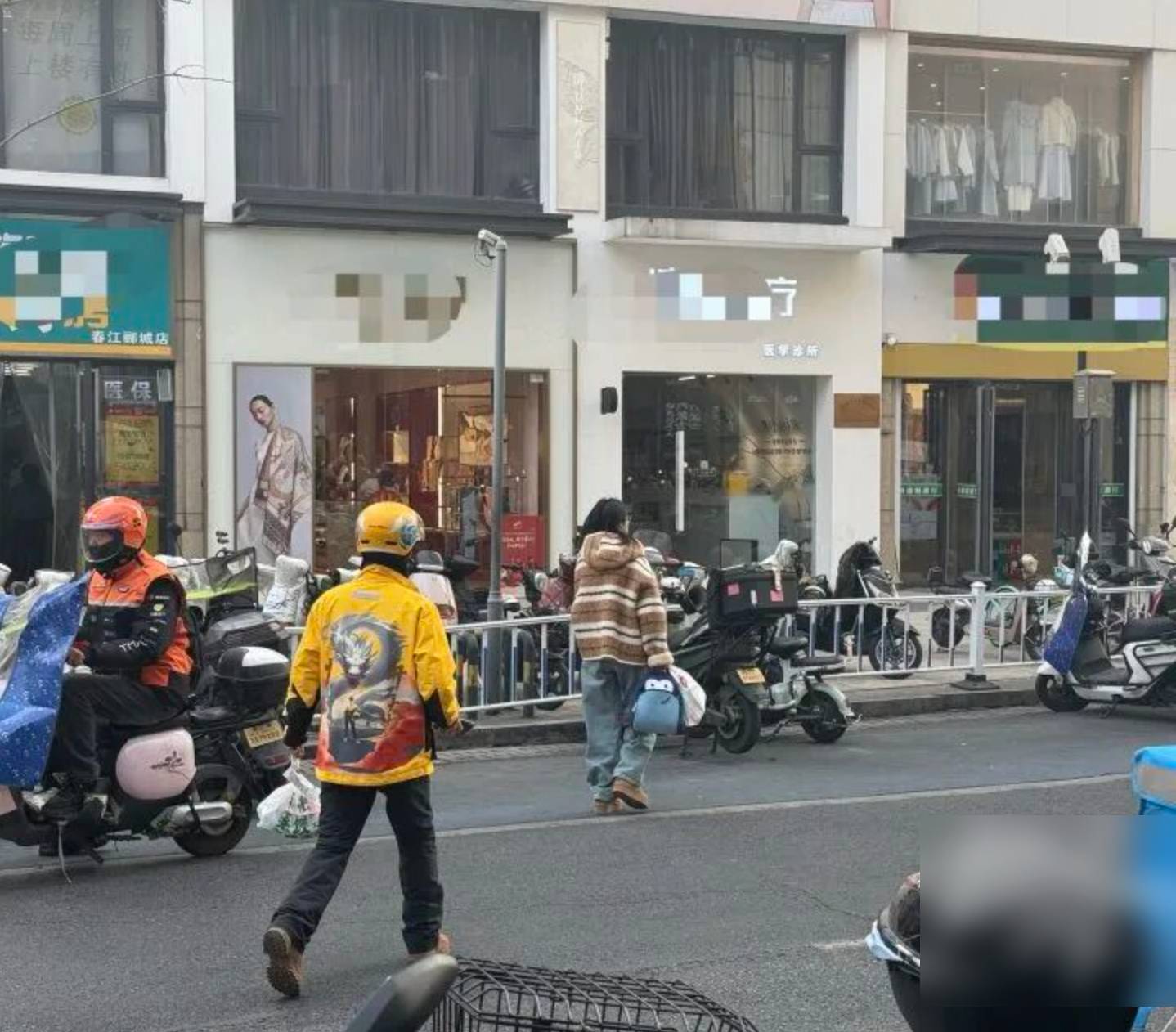 Mở cửa vào quán trà sữa lấy đơn, nam shipper sững người khi thấy nhân viên đã gục dưới sàn- Ảnh 2.