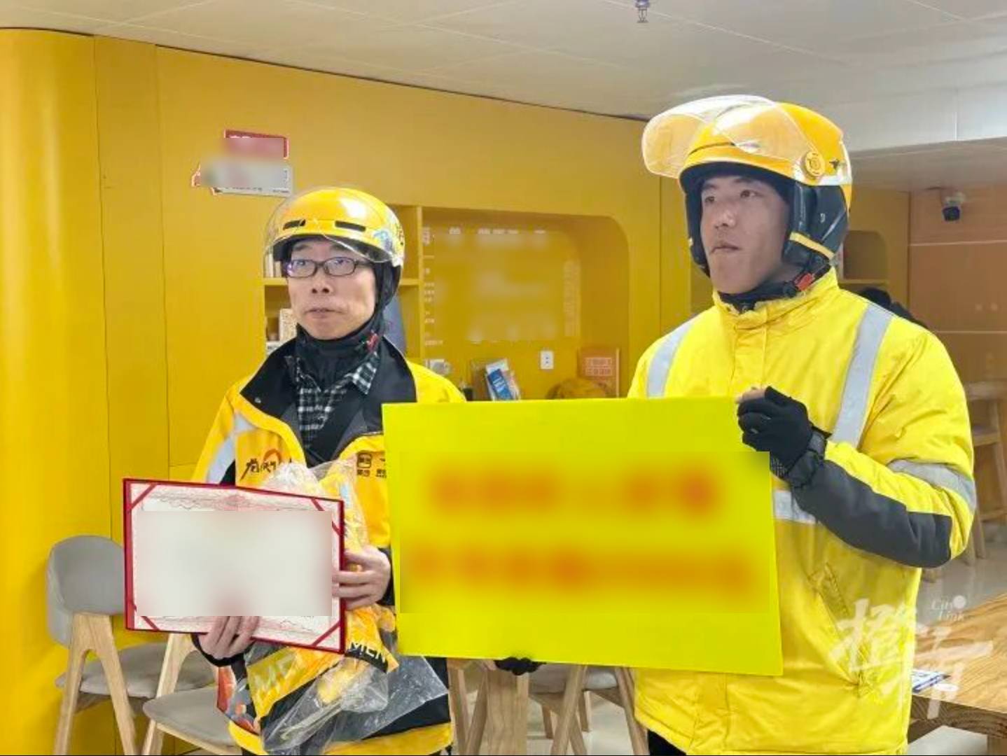 Mở cửa vào quán trà sữa lấy đơn, nam shipper sững người khi thấy nhân viên đã gục dưới sàn- Ảnh 4.