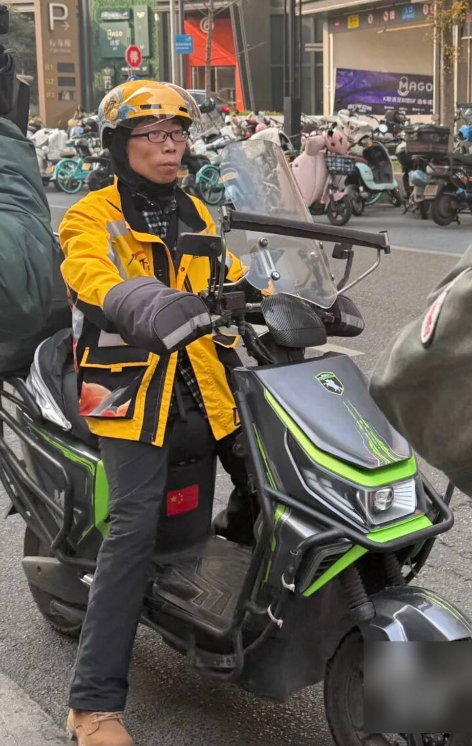 Mở cửa vào quán trà sữa lấy đơn, nam shipper sững người khi thấy nhân viên đã gục dưới sàn- Ảnh 3.