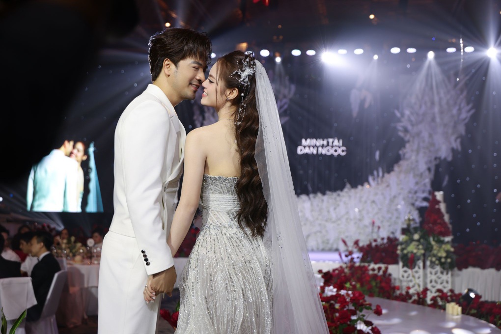 Lễ cưới Đoàn Minh Tài: Cô dâu kém 16 tuổi nghẹn ngào, đàn hát tặng chú rể - 3