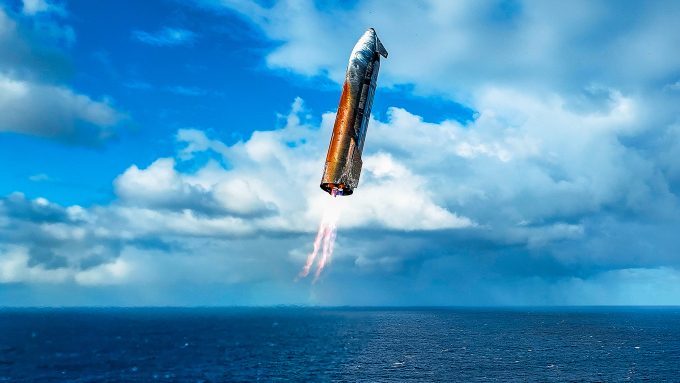 Tầng trên của tên lửa Starship chuẩn bị hạ cánh xuống biển trong chuyến bay thử lần thứ 10. Ảnh: SpaceX