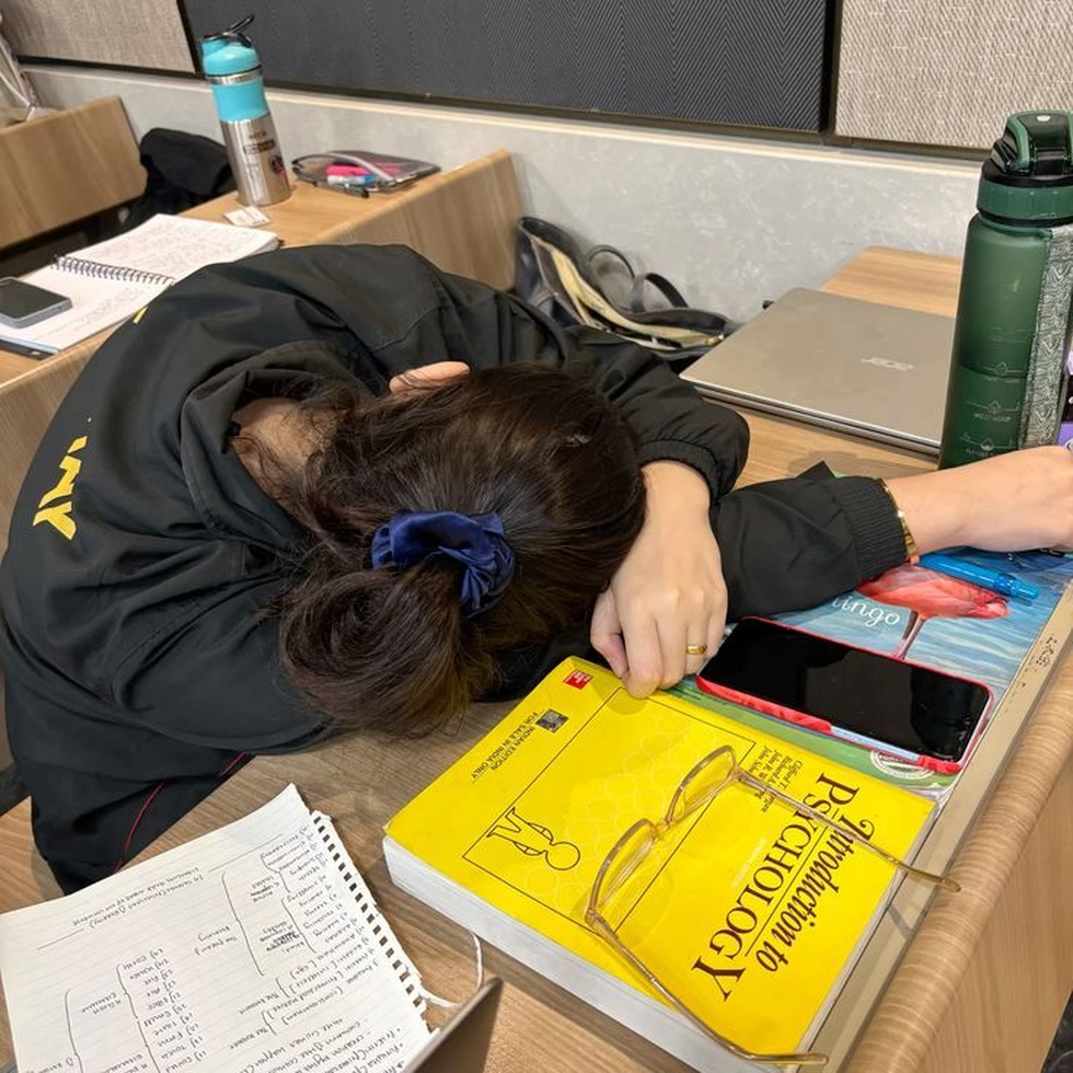 Những đêm trắng lấy đi từng giờ ngủ nghỉ, trả lại gen Z cơ thể kiệt quệ - 3