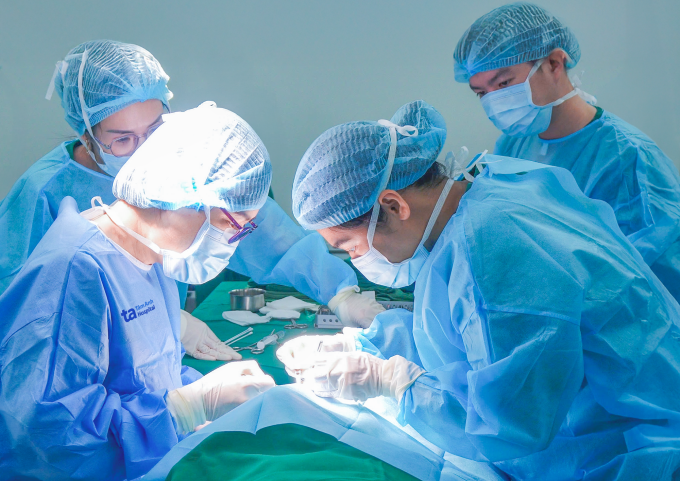 Các bác sĩ phẫu thuật điều trị mắt lác cho An. Ảnh: Bệnh viện Đa khoa Tâm Anh