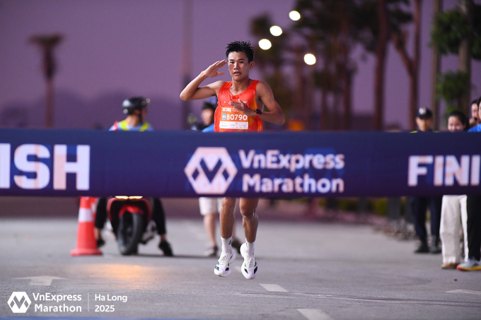 Nam runner từng về nhất 21km tại VnExpress Marathon Hạ Long 2025 hồi tháng Năm. Ảnh: VnExpress Marathon
