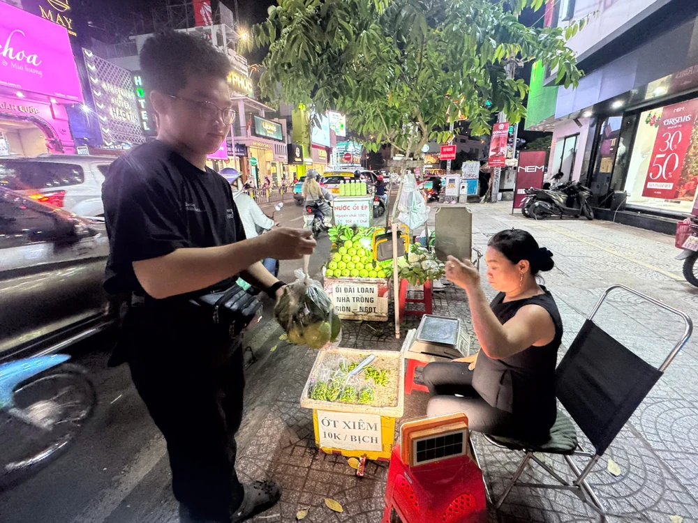 Ớt xiêm xanh đang được bán với giá 10.000 đồng/bịch khoảng 50gram. Ảnh: HẠ QUYÊN gia-ot_2.jpg