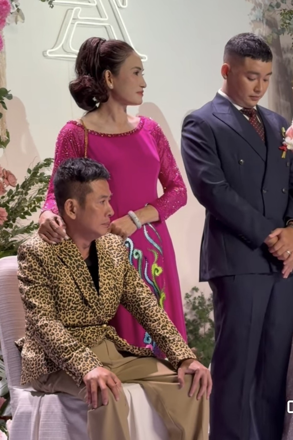 Tấn Beo ngồi xe lăn dự đám cưới con trai, đồng nghiệp quây quần hỏi thăm - 2