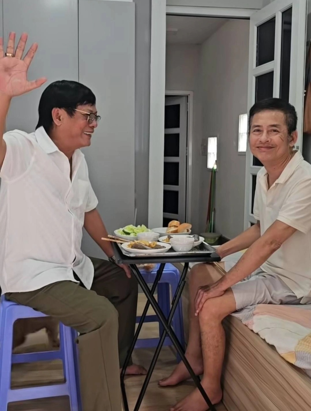 Tấn Beo ngồi xe lăn dự đám cưới con trai, đồng nghiệp quây quần hỏi thăm - 3