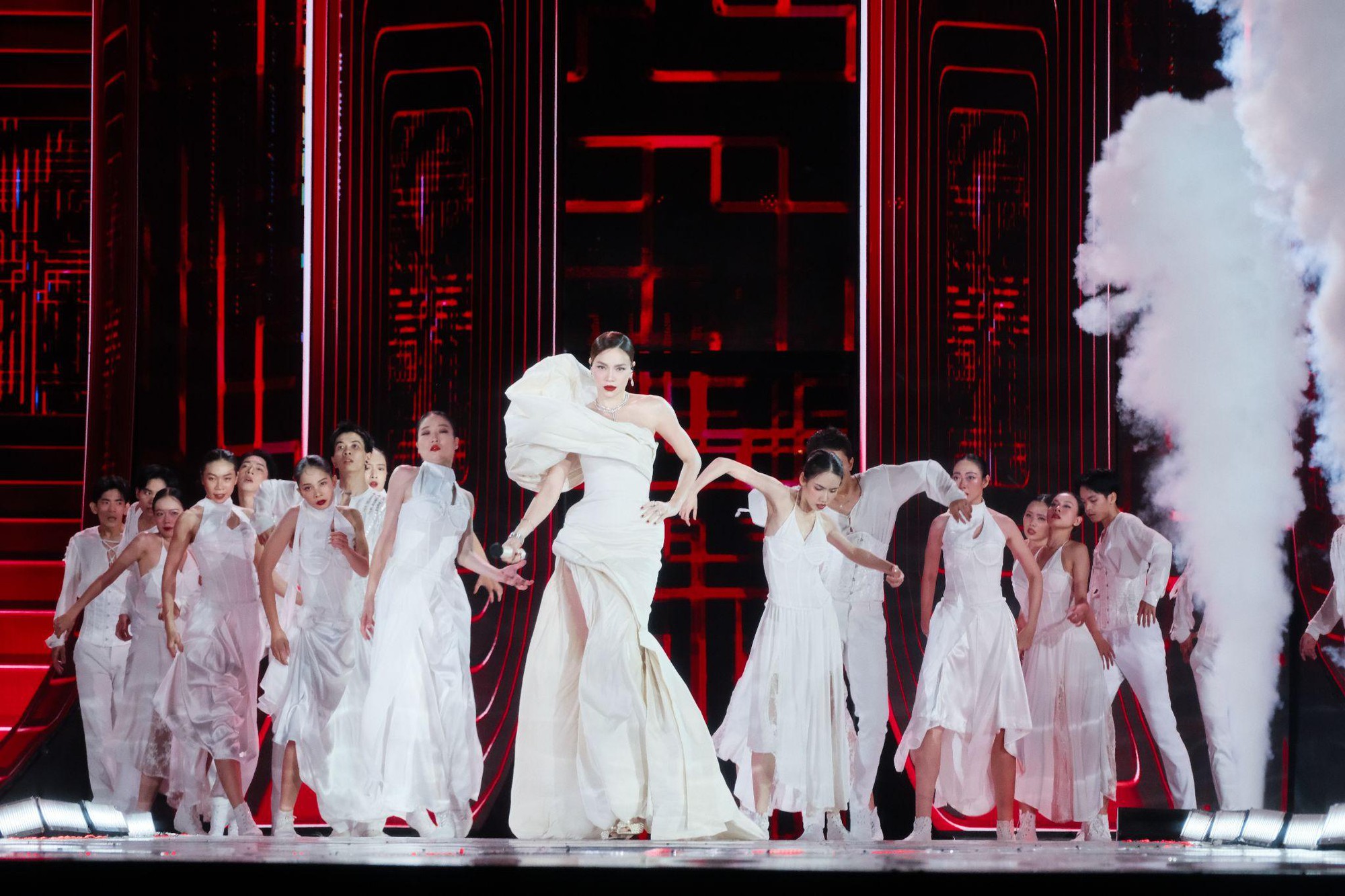 Thấy gì qua việc Hồ Ngọc Hà mang 'Bang Bang' lên sân khấu Miss Cosmo và gây bùng nổ?- Ảnh 2.