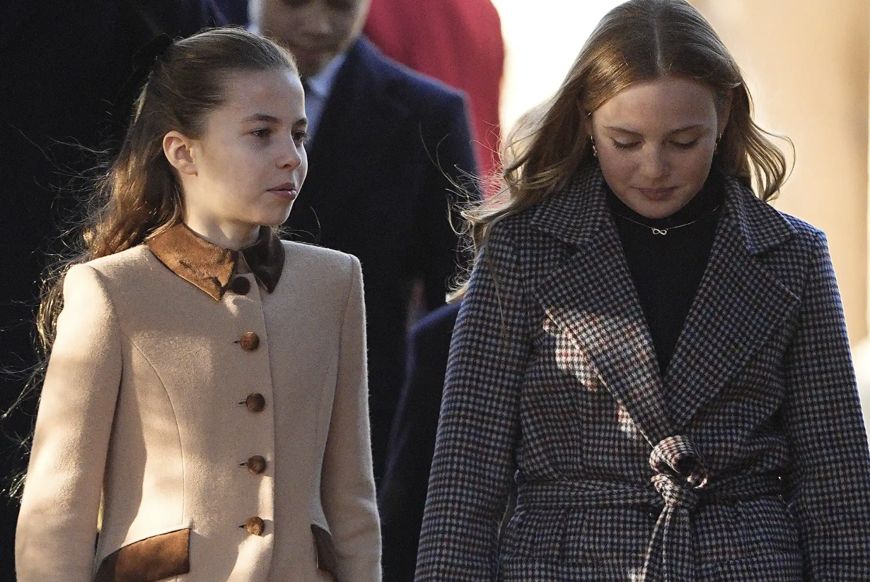 Nhìn Charlotte tíu tít bên các chị em họ, Thân vương William thốt lên một câu khiến cha mẹ nào cũng rưng rưng đồng cảm- Ảnh 2.