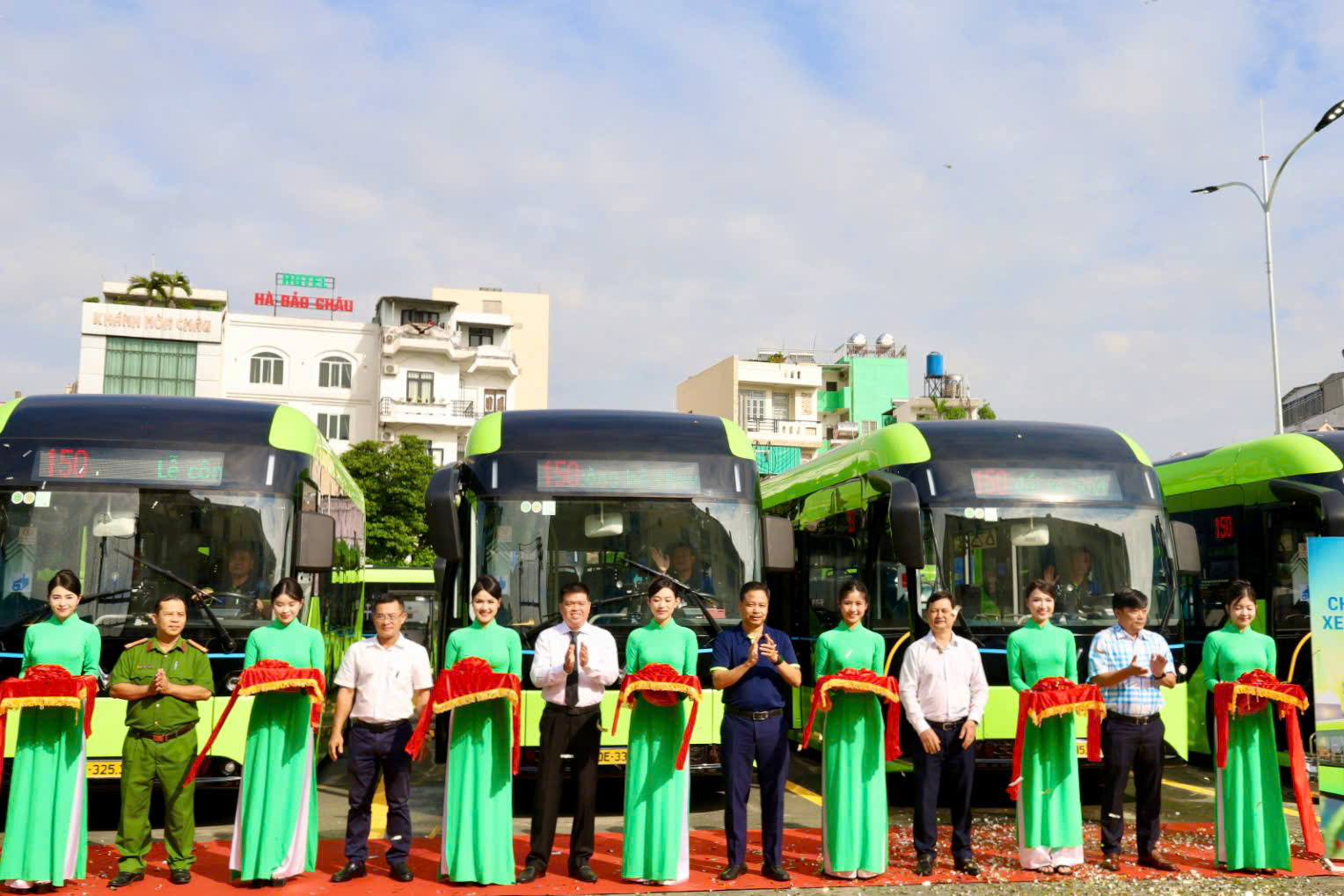 58 xe buýt điện mới xuất hiện trên đường phố TPHCM 6 58 xe buýt điện mới xuất hiện trên đường phố TP HCM - Ảnh 6.