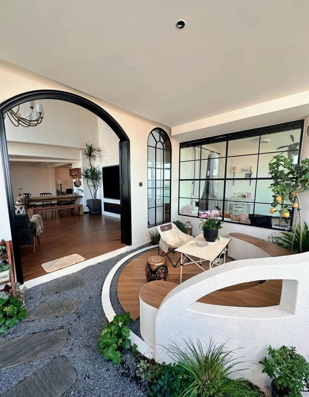 Nữ nghệ sĩ 40 tuổi không kết hôn, bỏ 12 tỷ xây 