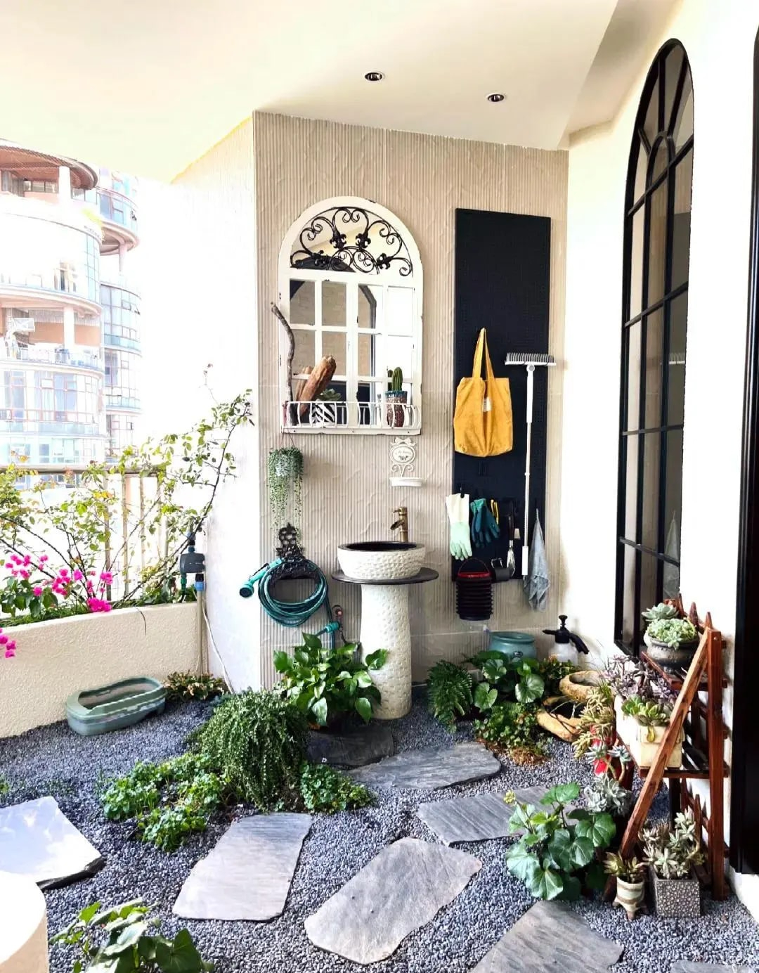 Nữ nghệ sĩ 40 tuổi không kết hôn, bỏ 12 tỷ xây 