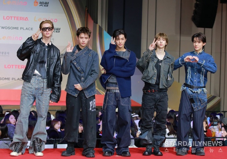 Thảm đỏ SBS Gayo Daejeon 2025: Aespa mạnh ai nấy đẹp, Yujin lạc tông IVE vẫn xinh 3 Thảm đỏ SBS Gayo Daejeon 2025: Aespa "mạnh ai nấy đẹp", Yujin lạc tông IVE vẫn xinh - 2