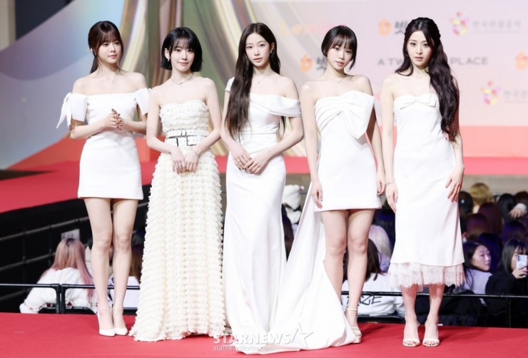 Thảm đỏ SBS Gayo Daejeon 2025: Aespa mạnh ai nấy đẹp, Yujin lạc tông IVE vẫn xinh 8 LE SSERAFIM thanh lịch với đầm trắng sáng bừng khung hình ngay khi xuất hiện.