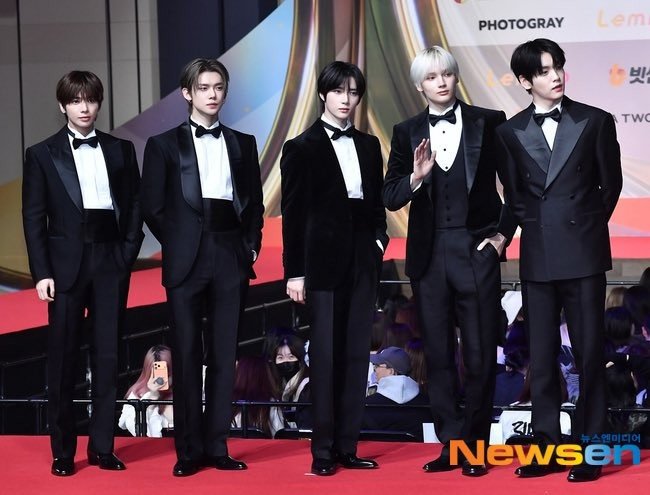 BOYNEXTDOOR, ENHYPEN, RIIZE, ENHYPEN, TXT đổ bộ với Âu phục tông đen như hoàng tử, "chú rể" trên thảm đỏ. Riêng TREASURE "chơi trội" một chút với đồ da tông nâu đỏ, đứng im thì "swag", cử động là loi nhoi không để đâu hết quậy.