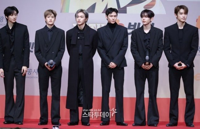 BOYNEXTDOOR, ENHYPEN, RIIZE, ENHYPEN, TXT đổ bộ với Âu phục tông đen như hoàng tử, "chú rể" trên thảm đỏ. Riêng TREASURE "chơi trội" một chút với đồ da tông nâu đỏ, đứng im thì "swag", cử động là loi nhoi không để đâu hết quậy.