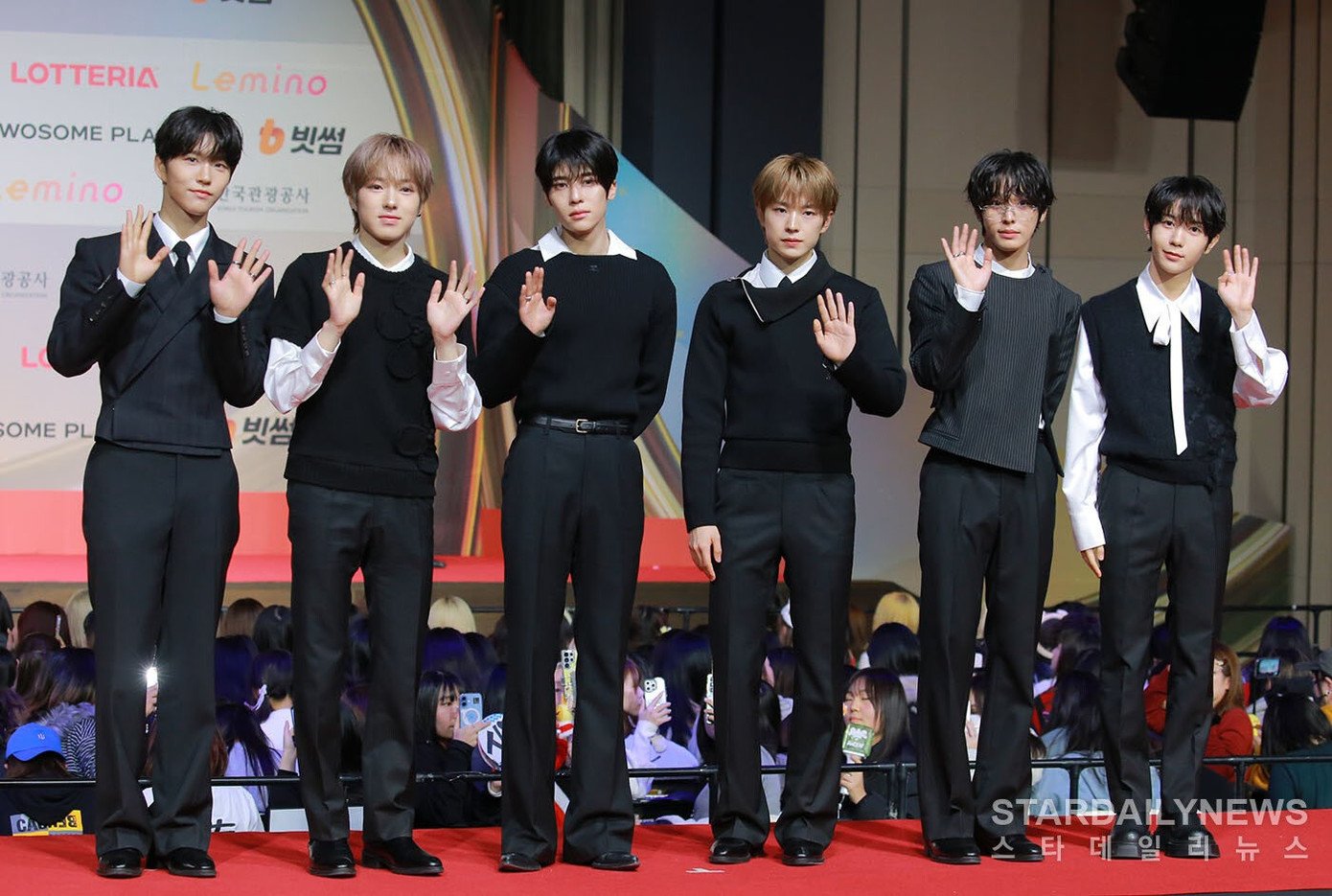 BOYNEXTDOOR, ENHYPEN, RIIZE, ENHYPEN, TXT đổ bộ với Âu phục tông đen như hoàng tử, "chú rể" trên thảm đỏ. Riêng TREASURE "chơi trội" một chút với đồ da tông nâu đỏ, đứng im thì "swag", cử động là loi nhoi không để đâu hết quậy.