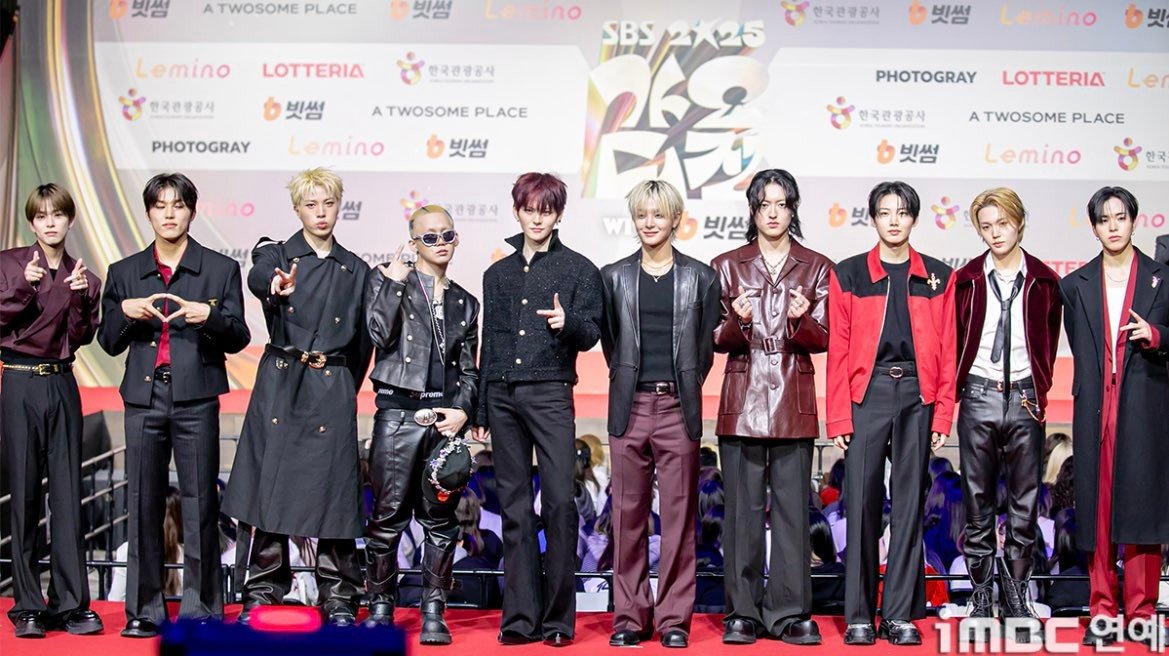 BOYNEXTDOOR, ENHYPEN, RIIZE, ENHYPEN, TXT đổ bộ với Âu phục tông đen như hoàng tử, "chú rể" trên thảm đỏ. Riêng TREASURE "chơi trội" một chút với đồ da tông nâu đỏ, đứng im thì "swag", cử động là loi nhoi không để đâu hết quậy.