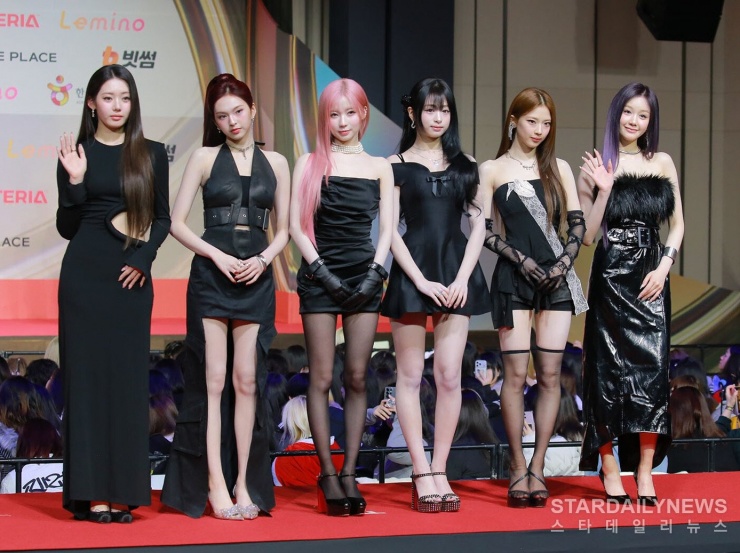 Thảm đỏ SBS Gayo Daejeon 2025: Aespa mạnh ai nấy đẹp, Yujin lạc tông IVE vẫn xinh 16 BABYMONSTER lên thảm đỏ với tông đen mỗi người một vẻ. Ahyeon được khen xinh như búp bê, nhẹ nhàng, yêu kiều hơn với bản ngã sân khấu. Ruka gây ấn tượng mạnh với set phối phá cách cùng tất và găng tay xuyên thấu phối ren. Rora được giao chiếc đầm có cut-out khoe eo nhẹ nhưng chưa tối ưu việc tôn lên vóc dáng của cô.