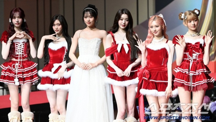 Thảm đỏ SBS Gayo Daejeon 2025: Aespa mạnh ai nấy đẹp, Yujin lạc tông IVE vẫn xinh 18 Yujin lạc tông với hội chị em IVE khi xuất hiện với chiếc váy dạ hội trắng dài. Vì cô đảm nhiệm vai trò MC, sẽ đi thảm đỏ một lần nữa nên điều này không phải vấn đề lớn. Tình huống này giống với năm ngoái. Các thành viên còn lại của IVE rực rỡ với đầm đỏ - trắng, ngọt ngào như những công chúa tuyết.