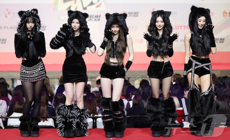 Thảm đỏ SBS Gayo Daejeon 2025: Aespa mạnh ai nấy đẹp, Yujin lạc tông IVE vẫn xinh 17 Các "miêu nữ" MEOVV đốn tim người hâm mộ với nét "chanh sả" đáng yêu.