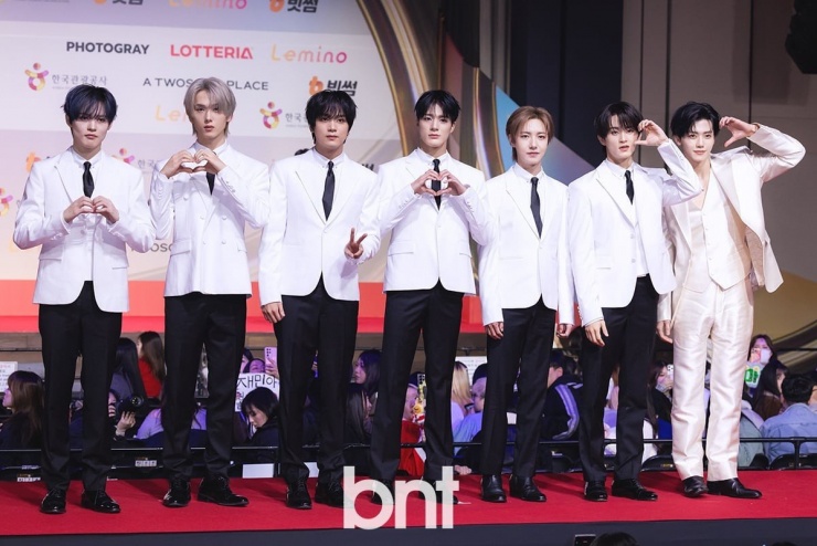 Thảm đỏ SBS Gayo Daejeon 2025: Aespa mạnh ai nấy đẹp, Yujin lạc tông IVE vẫn xinh 19 Giống Yujin, vì là MC nên Jaemin cũng một mình một chất liệu với các thành viên NCT DREAM.