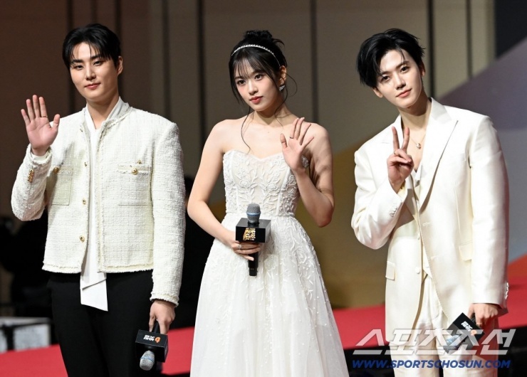 Thảm đỏ SBS Gayo Daejeon 2025: Aespa mạnh ai nấy đẹp, Yujin lạc tông IVE vẫn xinh 20 Bộ ba MC Young K (DAY6) - Yujin (IVE) - Jaemin (NCT DREAM) ra mắt khán giả, chốt lại thảm đỏ.