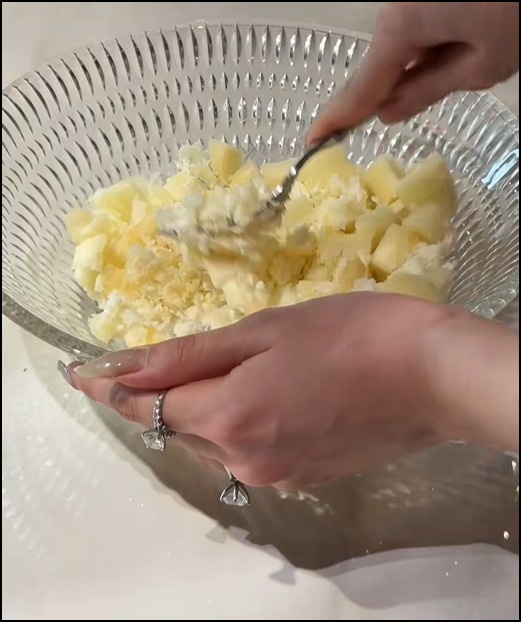 Hoa hậu Đỗ Hà có 2 thứ lấp lánh luôn đeo trên tay, làm gì cũng không rời