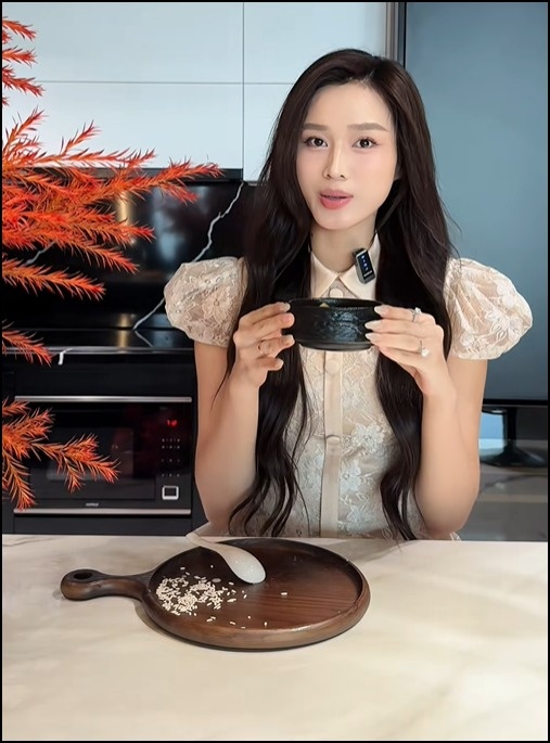 Hoa hậu Đỗ Hà có 2 thứ lấp lánh luôn đeo trên tay, làm gì cũng không rời