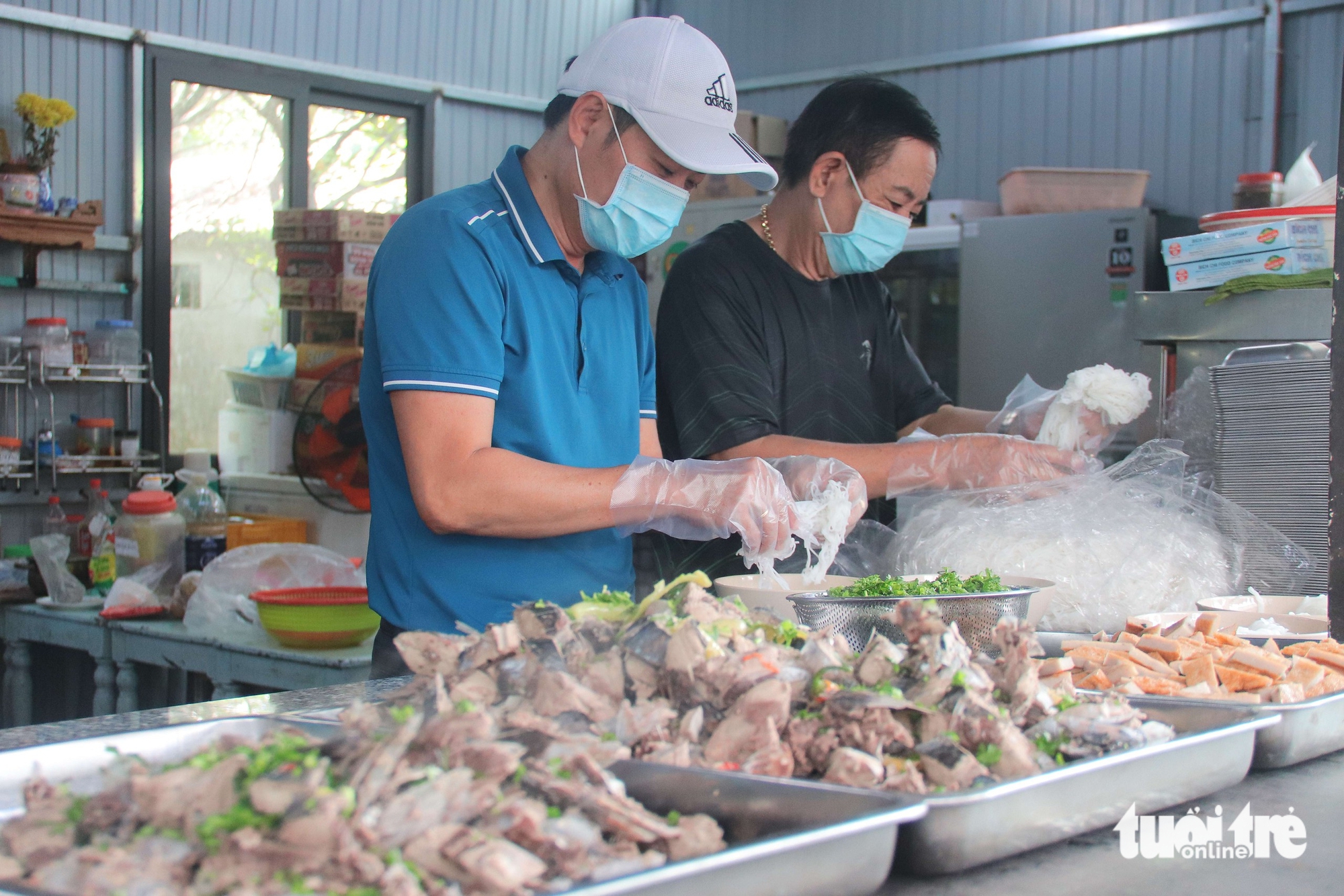 Từ sự đồng cảm, nhóm thiện nguyện ở Đà Nẵng mở bếp ăn 2.000 đồng sẻ chia yêu thương - Ảnh 2.