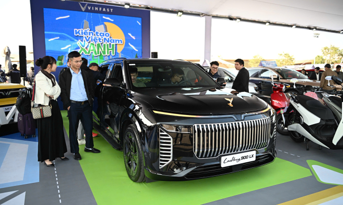 Trước giờ khai mạc đã có nhiều khách tham quan quan tâm đến sớm, tìm hiểu ở các khu trưng bày. Ảnh: Minh Quân