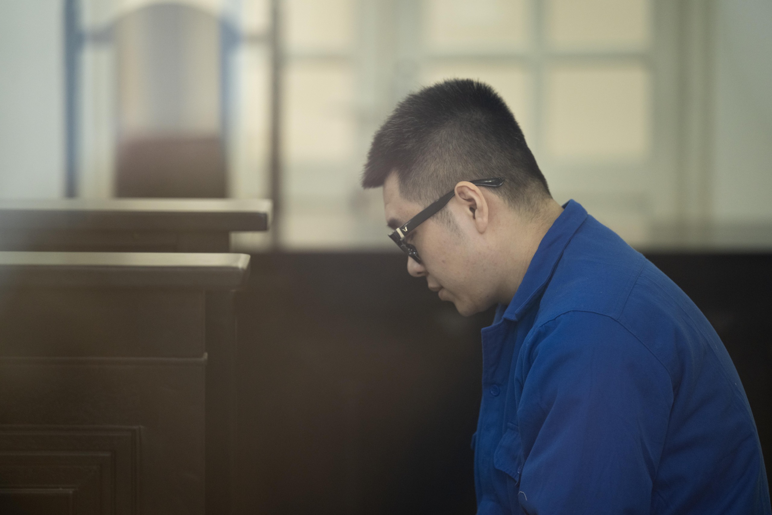 Xét xử người đàn ông hành hung phụ nữ tại sảnh chung cư Hà Nội: Bị cáo liên tục cúi gằm mặt tại tòa- Ảnh 2.