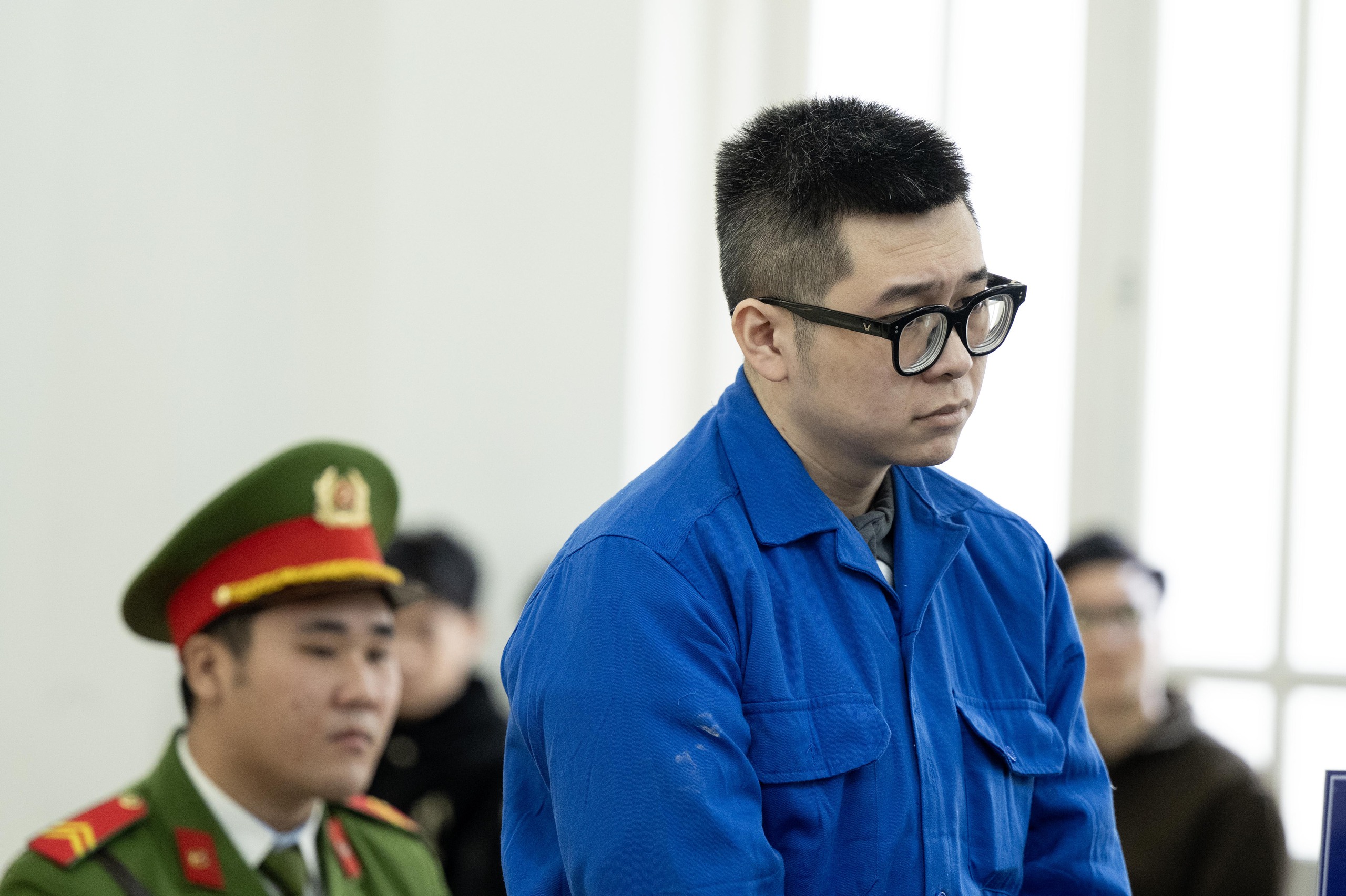 Xét xử người đàn ông hành hung phụ nữ tại sảnh chung cư Hà Nội: Bị cáo liên tục cúi gằm mặt tại tòa- Ảnh 3.