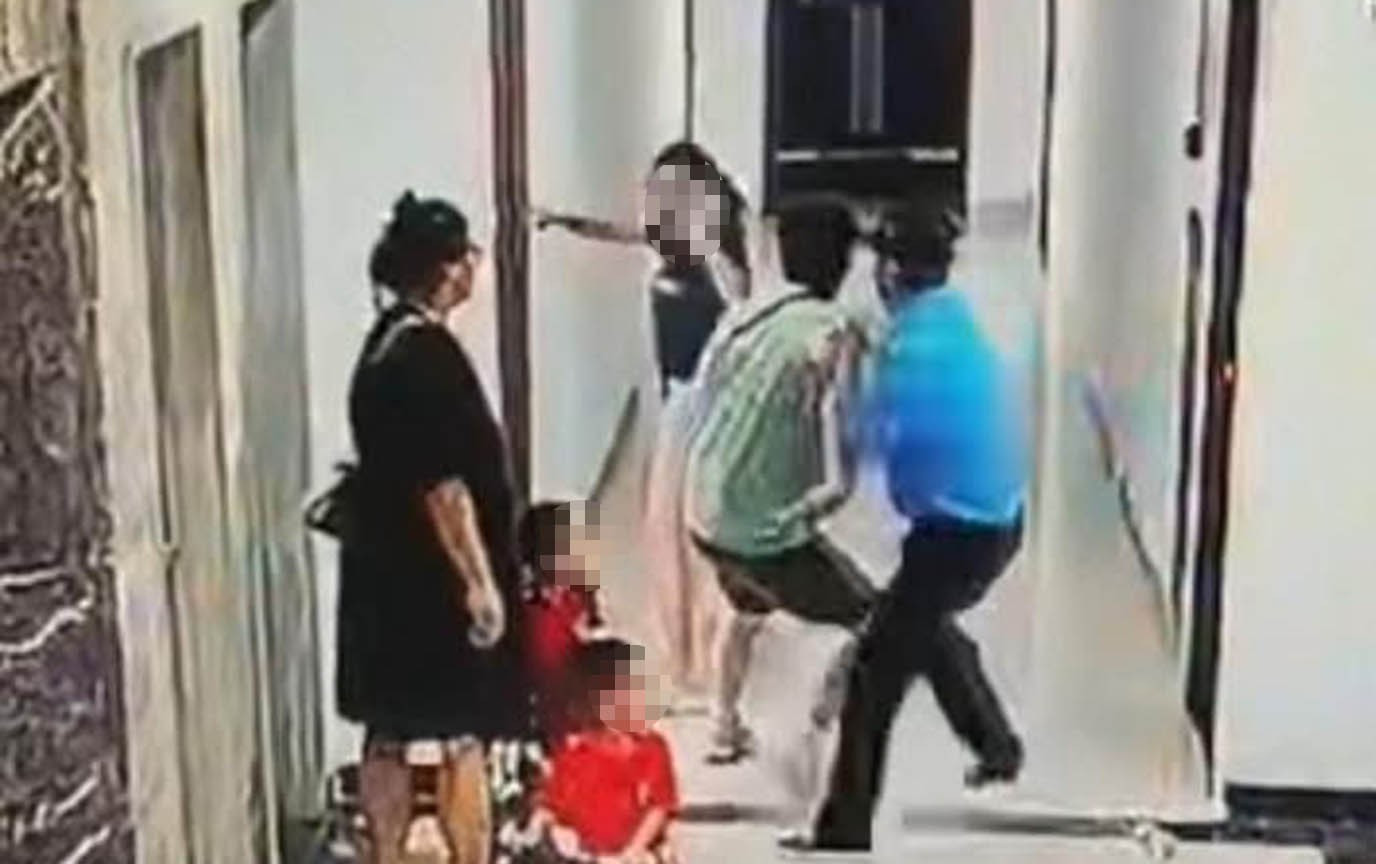 Xét xử người đàn ông hành hung phụ nữ tại sảnh chung cư Hà Nội: Bị cáo liên tục cúi gằm mặt tại tòa- Ảnh 7.