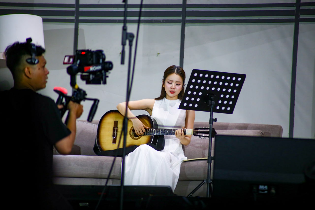 Màn trình diễn gây sốc của nữ DJ đẹp nhất Vbiz, visual như tiên nga giáng trần càng nhìn càng mê- Ảnh 5.