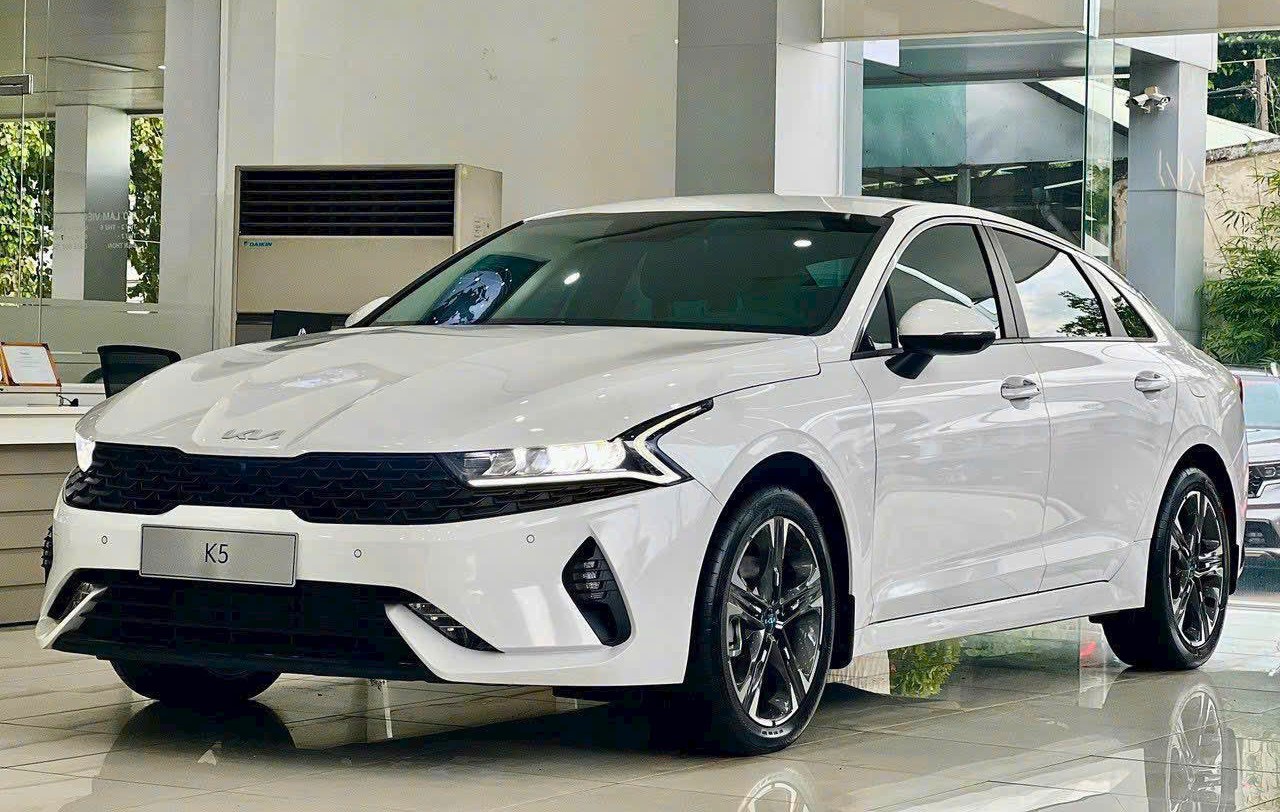 Sedan hạng D: Doanh số Toyota Camry và KIA K5 tăng nhờ giảm giá cả trăm triệu - Ảnh 3.