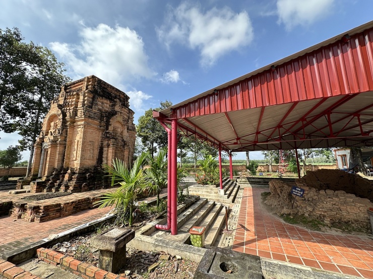 Đến tháp cổ Chót Mạt khám phá nền văn hóa Óc Eo 3 Tháp Chót Mạt được xây dựng vào khoảng thế kỷ thứ 8 trong thời kỳ hậu Óc Eo. Nhưng mãi đến khoảng đầu thế kỷ 20 (có tài liệu ghi là giữa thế kỷ 19), tháp mới được các nhà khảo cổ phát hiện ra. Lúc mới được phát hiện, công trình đã bị hư hại nhiều dưới sự tác động của thời gian và môi trường. Phải qua nhiều đợt sửa chữa, trùng tu cùng công tác khảo cổ, bảo tồn, tháp mới có được dáng hình như ngày hôm nay.