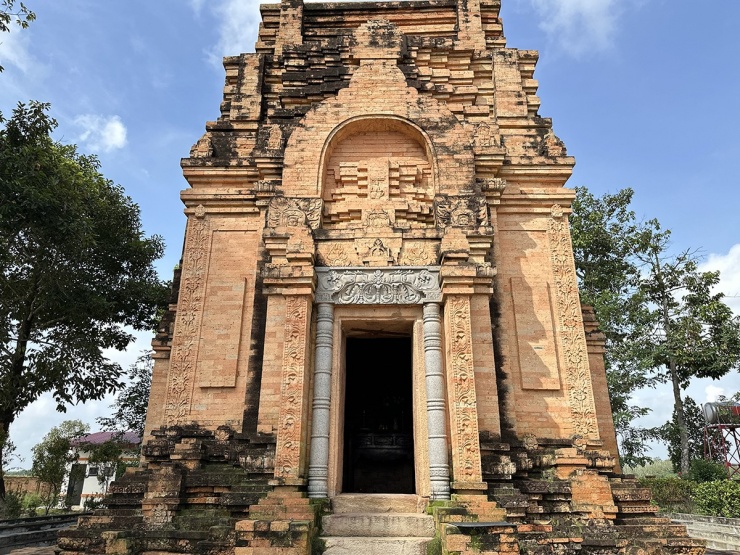 Đến tháp cổ Chót Mạt khám phá nền văn hóa Óc Eo 4 Về thiết kế kiến trúc, tháp Chót Mạt được xây hình vuông với 4 cạnh theo 4 hướng có chiều cao 10m tính từ mặt đất lên đến đỉnh tháp. Cửa ra vào tháp là duy nhất và nằm ở hướng Đông. Chân tháp gồm 3 tầng xếp chồng lên nhau và nhỏ dần lên phía trên.