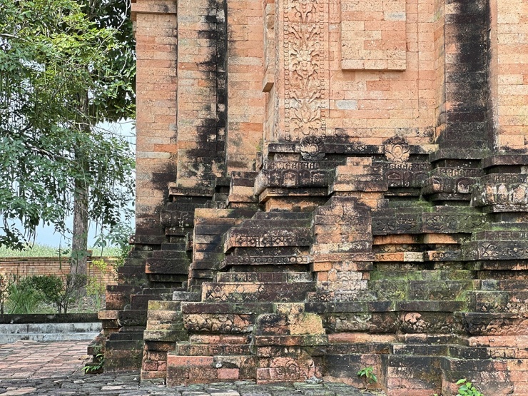 Đến tháp cổ Chót Mạt khám phá nền văn hóa Óc Eo 6 Tương tự như những công trình tháp Chămpa cổ xưa ở một số tỉnh miền Trung Việt Nam, tháp Chót Mạt được xây dựng bằng cách đặt các phiến đá và gạch nung phẳng xếp chồng khít lên nhau mà không dùng một chất kết dính nào, ở giữa các phiến đá và gạch không hề có một kẽ hở, thể hiện kỹ thuật xây dựng tinh thông và điêu luyện vượt bậc của người xưa.