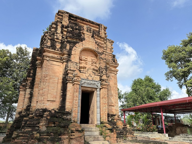 Đến tháp cổ Chót Mạt khám phá nền văn hóa Óc Eo 5 Tháp không có chóp mái, và cái tên Chóp Mạt hay Chót Mạt có được cũng là bắt nguồn từ việc ngôi tháp khi được phát hiện đã bị mất đi phần chóp. Dù đã trải qua nhiều lần trùng tu, công trình vẫn chưa được khôi phục lại phần mái như thời quá khứ huy hoàng.